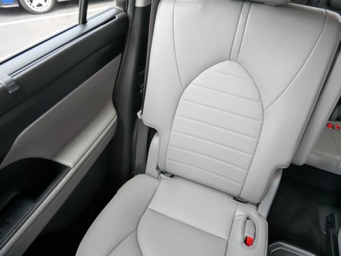 Used 2022 Toyota Highlander XLE AWD/4WD image 12