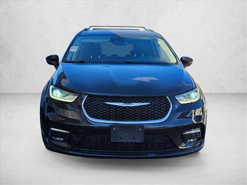 Used 2021 Chrysler Pacifica Touring-L w/ Premium & Safety Sphere Group image 2