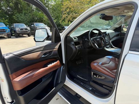 Used 2016 Cadillac Escalade Premium RWD image 9