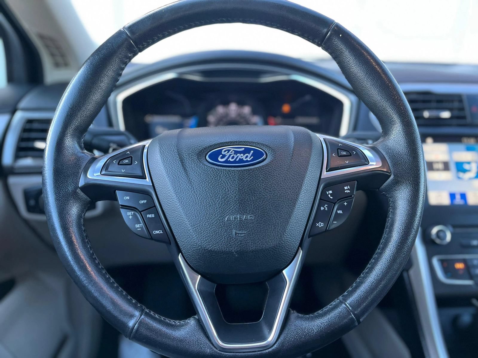 Used 2018 Ford Fusion SE w/ Fusion SE Technology Package FWD image 13
