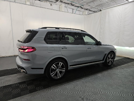 Used 2024 BMW X7 xDrive40i w/ M Sport Package AWD/4WD image 2