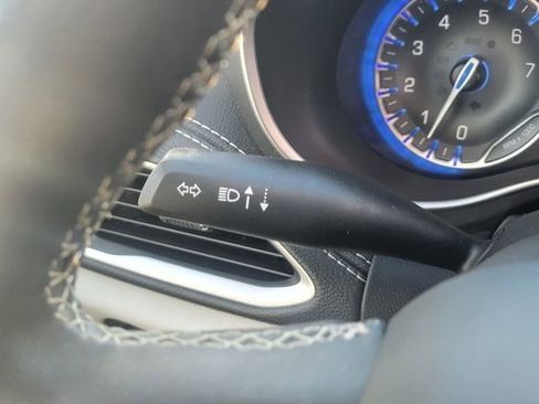 Used 2022 Chrysler Pacifica Touring-L image 33