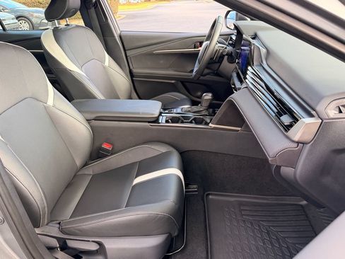 Used 2025 Toyota Camry SE w/ Convenience Package FWD image 15