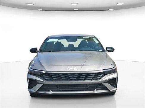 New 2025 Hyundai Elantra SEL FWD image 2