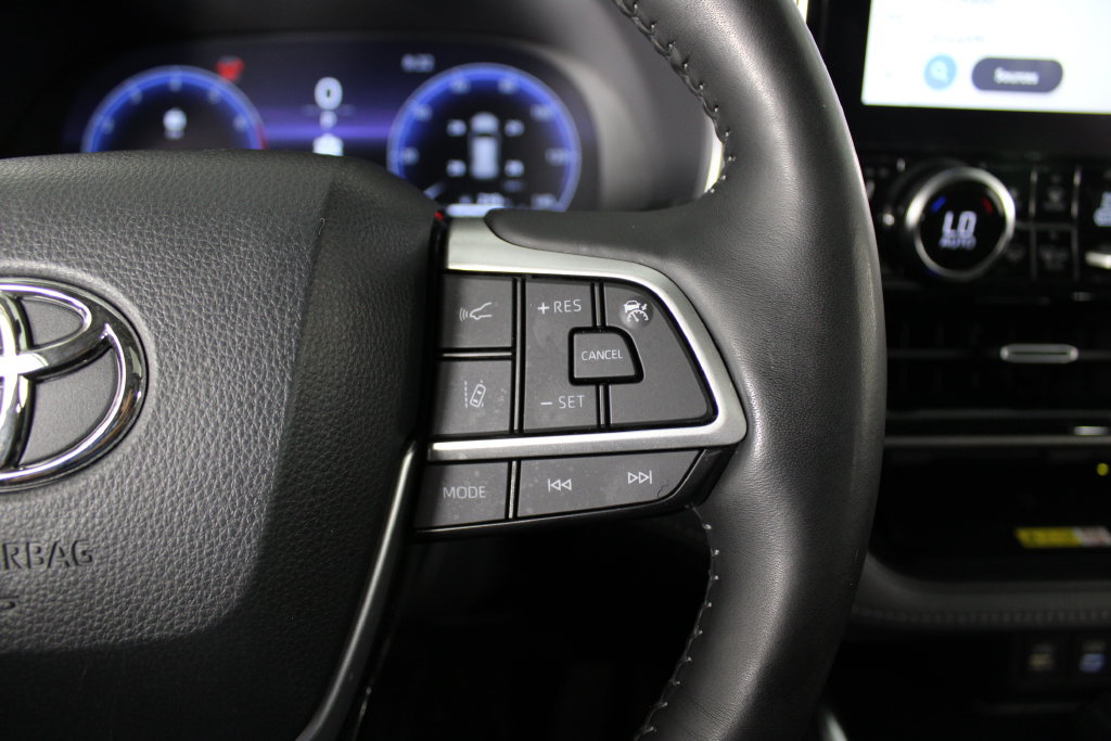 Used 2023 Toyota Highlander Limited AWD/4WD image 23