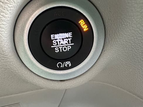 Used 2020 Chrysler Pacifica Touring-L FWD image 28