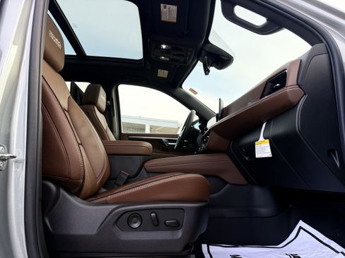 New 2025 Chevrolet Tahoe High Country AWD/4WD image 14