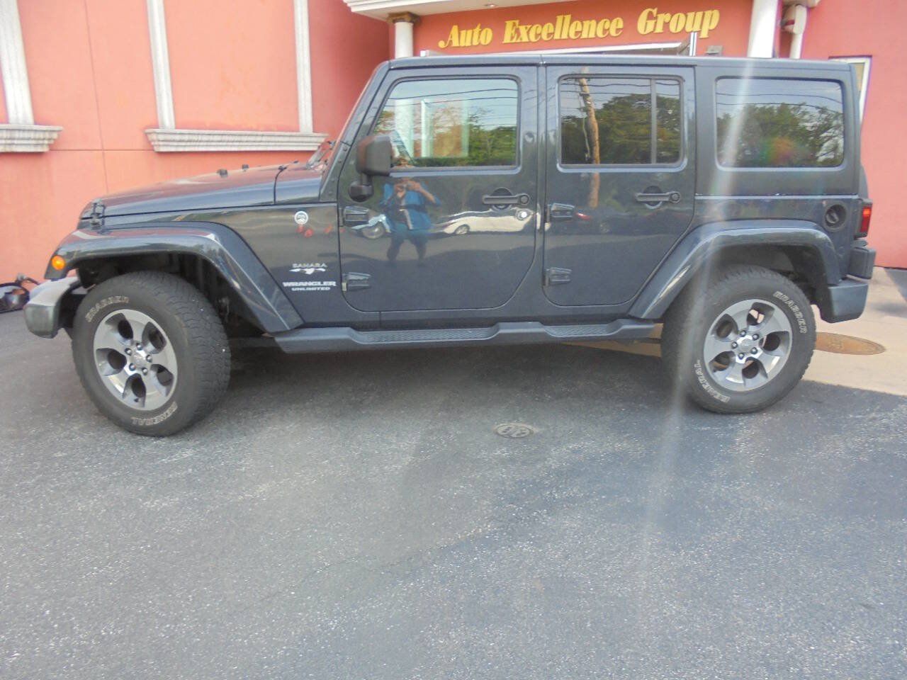 Used 2017 Jeep Wrangler Unlimited Sahara w/ Connectivity Group AWD/4WD image 17