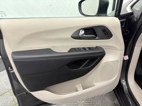 Used 2023 Chrysler Pacifica Touring-L FWD image 11