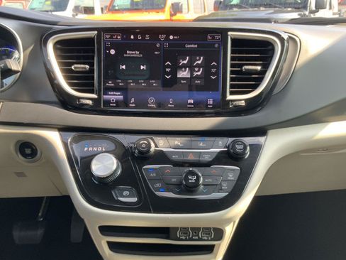 Used 2023 Chrysler Pacifica Touring-L FWD image 32