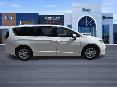Used 2023 Chrysler Pacifica Touring-L FWD image 4