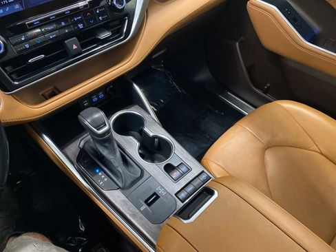 Certified 2022 Toyota Highlander Platinum image 24