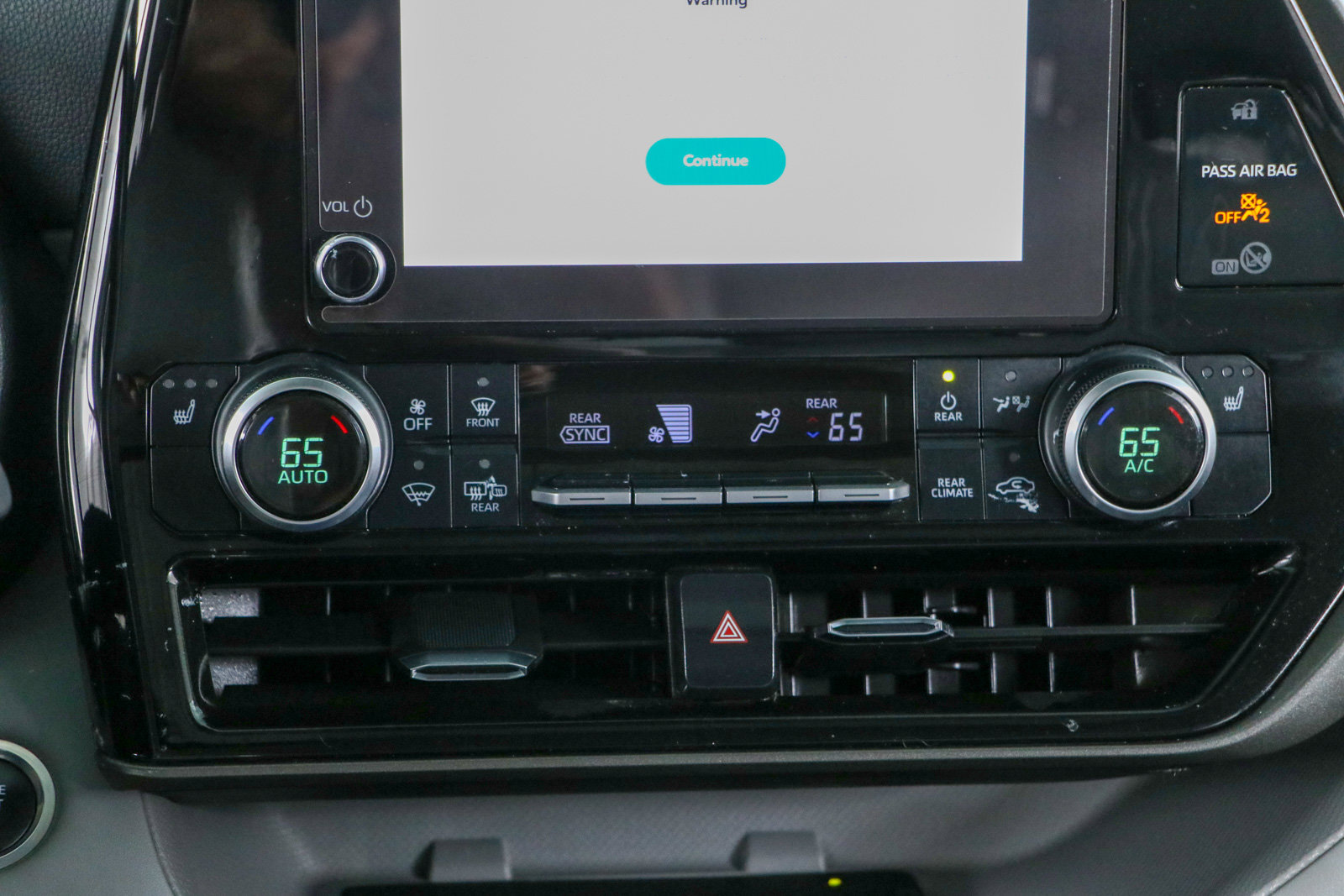 Used 2024 Toyota Highlander XLE FWD image 20