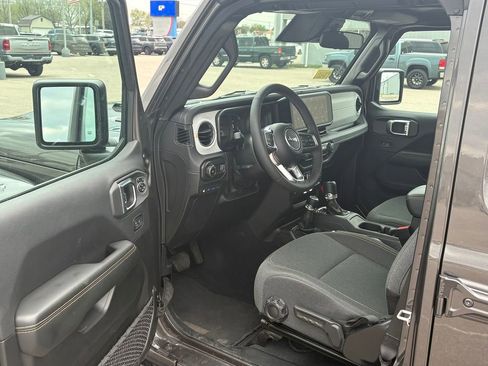 Used 2025 Jeep Wrangler Unlimited Sahara AWD/4WD image 15