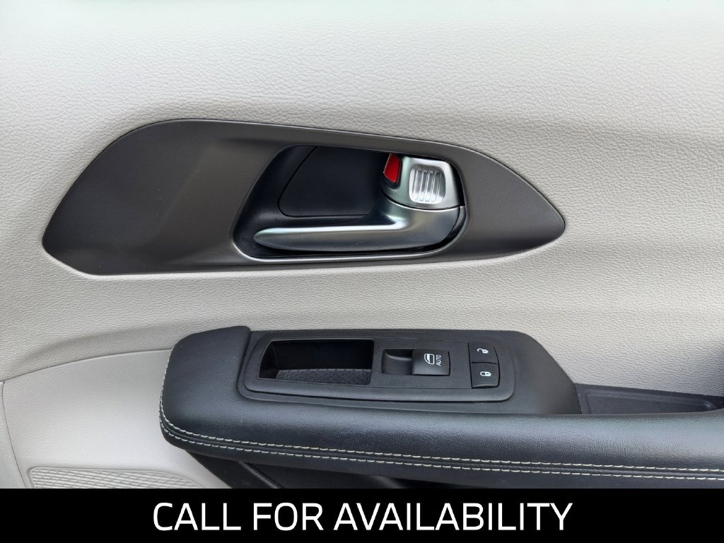 Used 2023 Chrysler Pacifica Touring-L FWD image 26