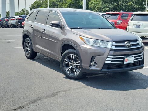 Certified 2018 Toyota Highlander Plus w/ Carpet Mat Package (TMS) AWD/4WD image 2