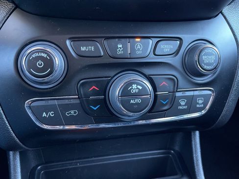 Used 2023 Jeep Cherokee Altitude Lux image 12