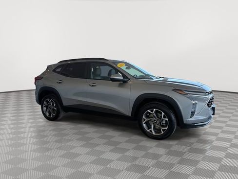 Certified 2025 Chevrolet Trax LT w/ LT Convenience Package image 13