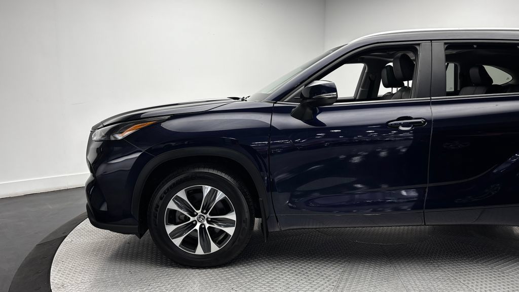 Used 2025 Toyota Highlander XLE AWD/4WD image 5