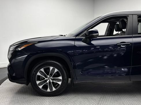 Used 2025 Toyota Highlander XLE AWD/4WD image 5