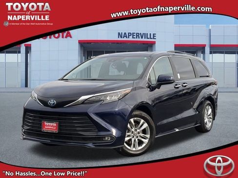 Used 2025 Toyota Sienna XLE image 1