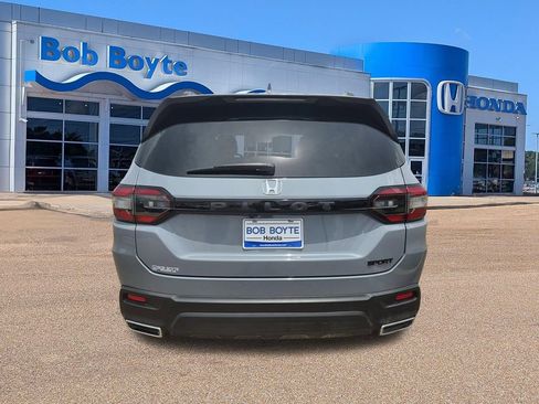 Used 2025 Honda Pilot Sport image 5
