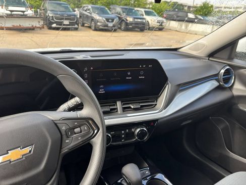 Used 2025 Chevrolet Trax LT FWD image 16