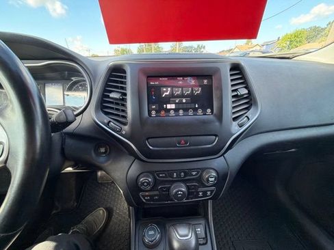 Used 2019 Jeep Cherokee Latitude Plus w/ Cold Weather Group AWD/4WD image 23