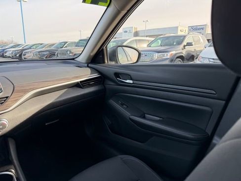 Used 2024 Nissan Altima 2.5 SV image 17