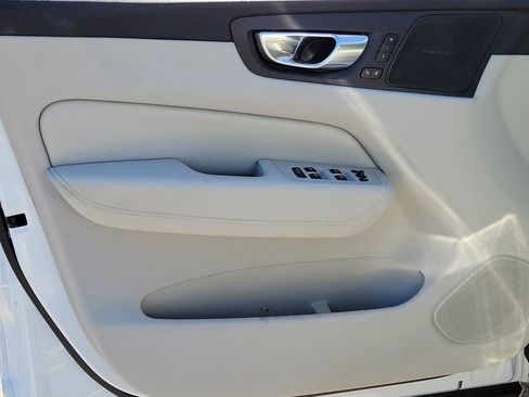 Used 2023 Volvo XC60 B5 Plus image 25