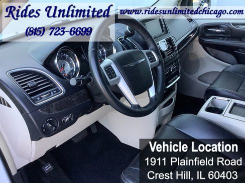 Used 2014 Chrysler Town & Country Touring FWD image 20