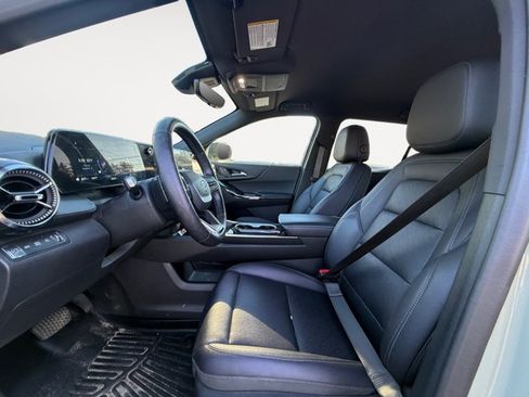 Used 2025 Chevrolet Equinox LT w/ Convenience Package II AWD/4WD image 9