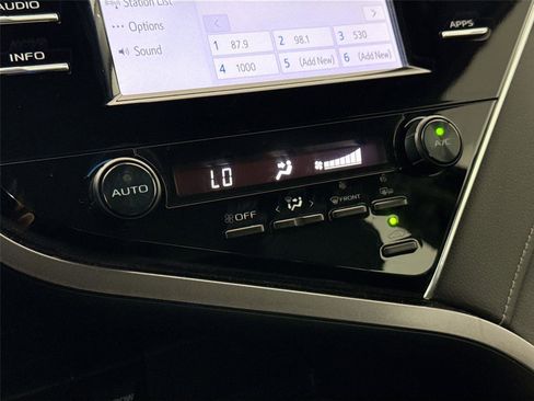 Used 2018 Toyota Camry SE w/ Convenience Package FWD image 24