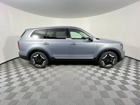 Used 2023 Kia Telluride EX w/ EX Captain's Chair Package FWD image 2