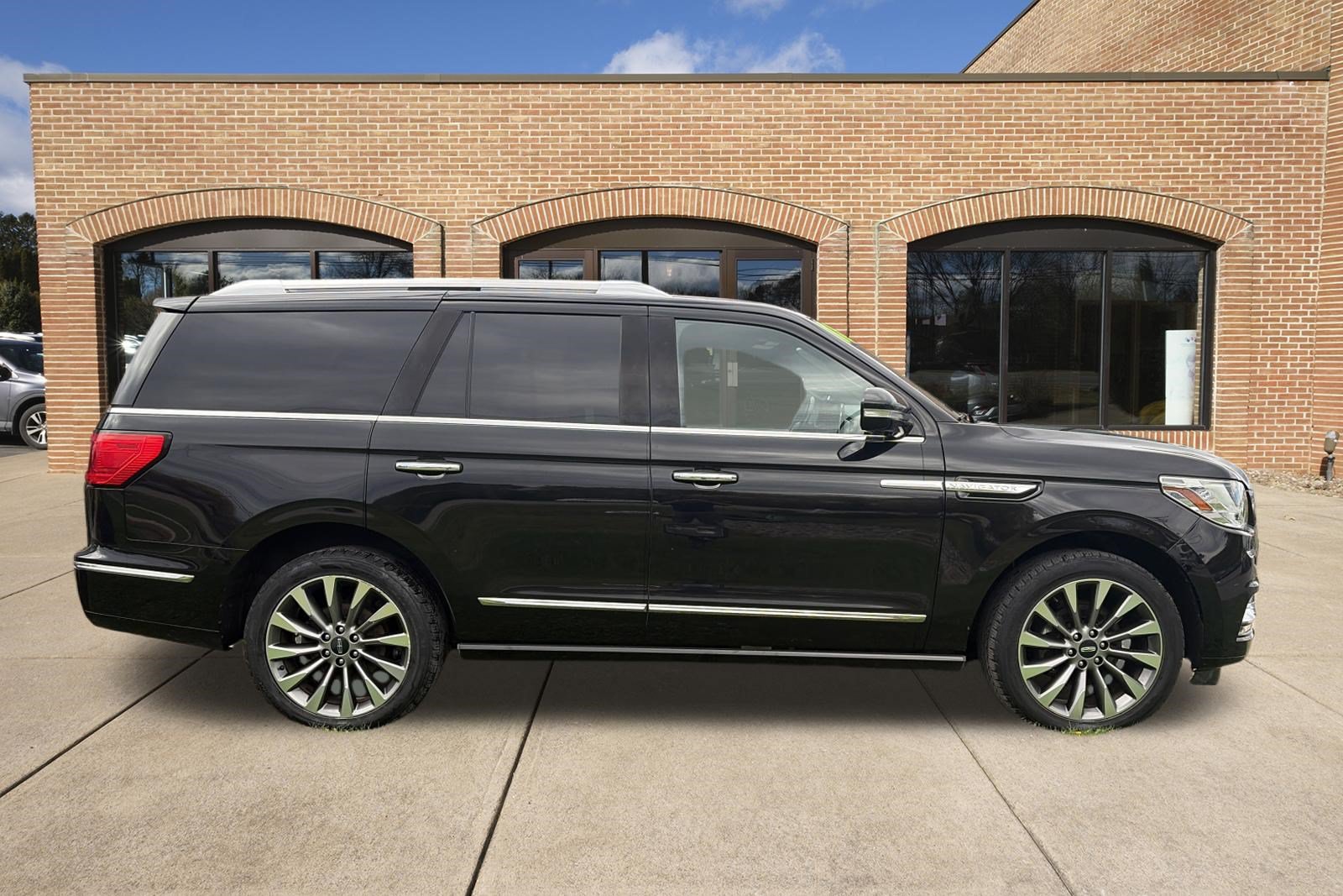 Used 2018 Lincoln Navigator Select AWD/4WD image 2