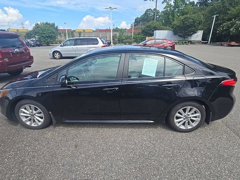 Used 2024 Toyota Corolla LE w/ LE Convenience Package FWD image 8