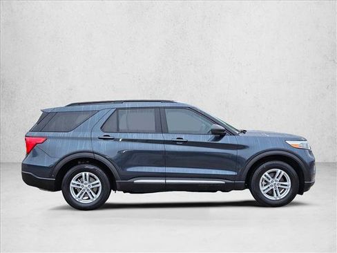 Certified 2024 Ford Explorer XLT RWD image 4