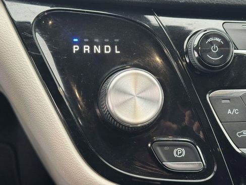 Used 2020 Chrysler Pacifica Touring-L image 28