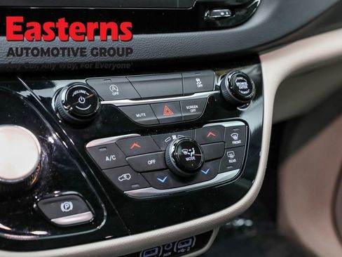 Used 2023 Chrysler Voyager LX image 20