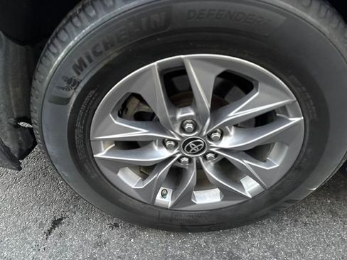 Used 2021 Toyota Sienna XLE image 16