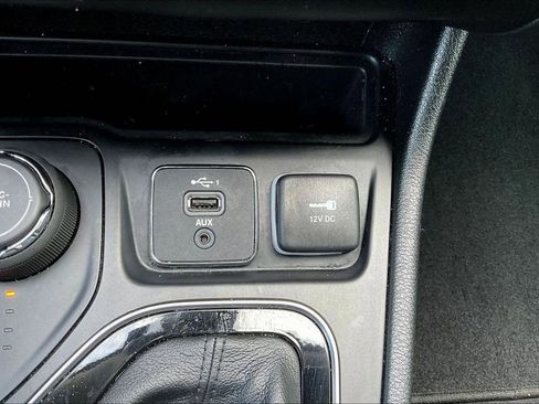 Used 2023 Jeep Cherokee Altitude Lux AWD/4WD image 32