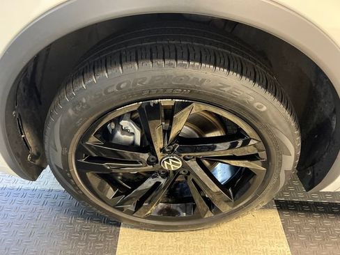 Certified 2023 Volkswagen Tiguan SE R-Line AWD/4WD image 8