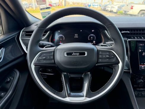 Used 2023 Jeep Grand Cherokee L Laredo image 17