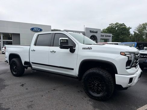 Used 2025 Chevrolet Silverado 2500 High Country w/ High Country Premium Package AWD/4WD image 2