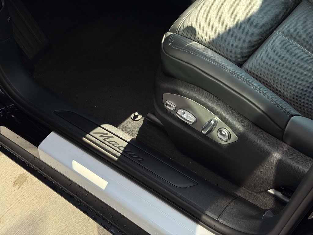 Certified 2025 Porsche Macan AWD/4WD image 40