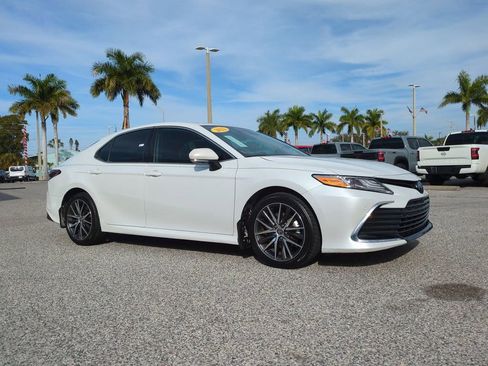 Used 2022 Toyota Camry XLE image 3