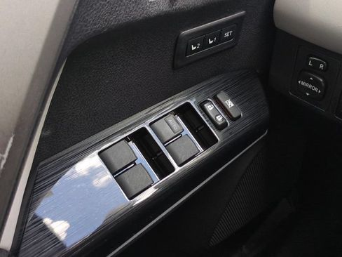 Used 2017 Toyota RAV4 Limited FWD image 19