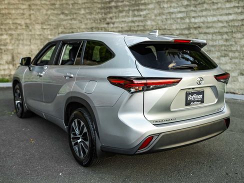 Certified 2025 Toyota Highlander XLE image 10