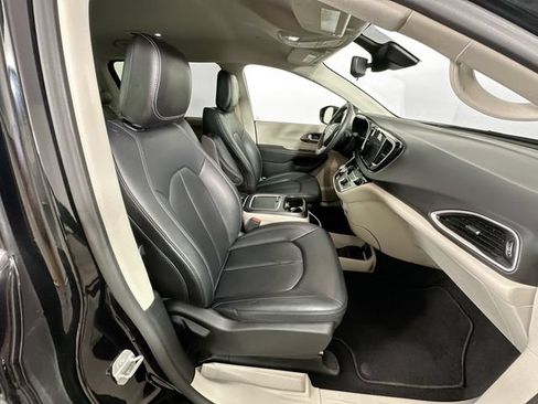 Used 2024 Chrysler Pacifica Touring-L FWD image 29