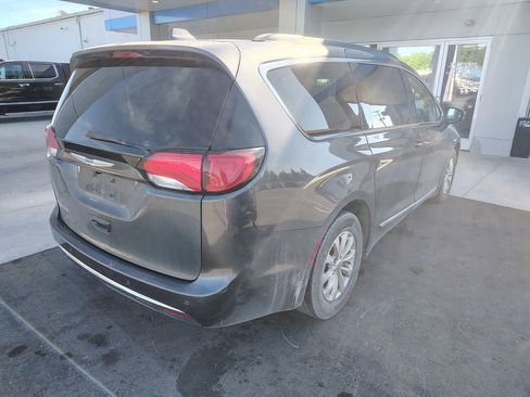 Used 2017 Chrysler Pacifica Touring-L FWD image 8